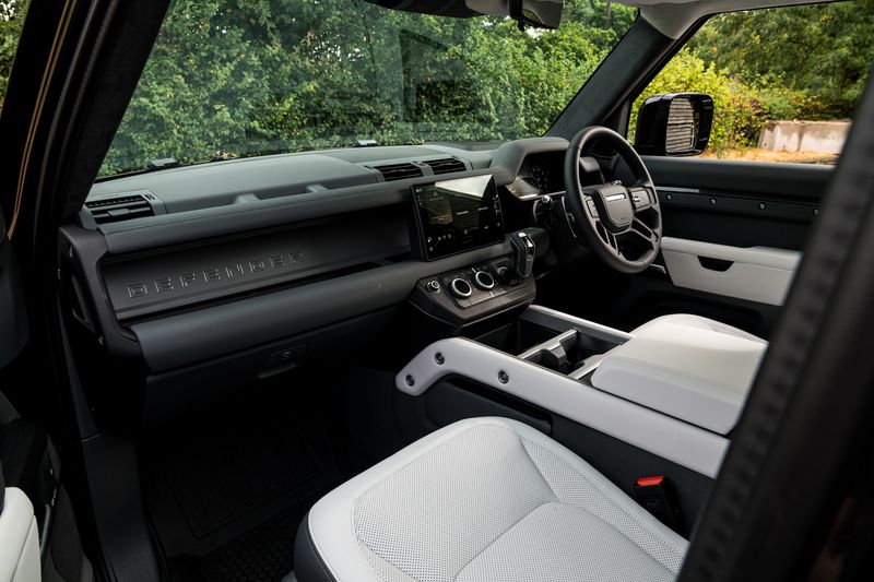 Land Rover Defender 90 5.0 P525 V8 SUV Petrol Auto 4WD (URBAN)