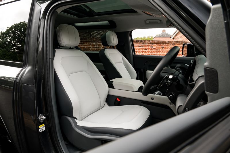 Land Rover Defender 90 5.0 P525 V8 SUV Petrol Auto 4WD (URBAN)