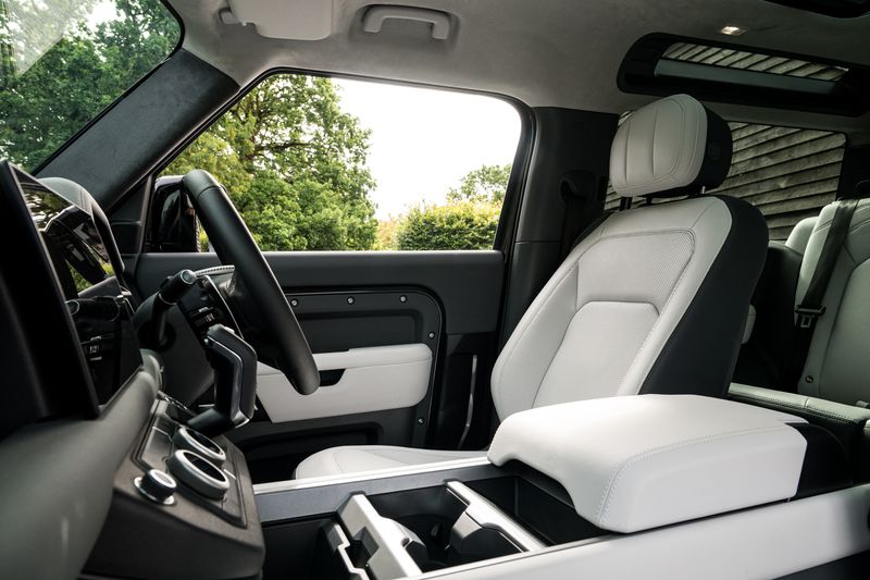 Land Rover Defender 90 5.0 P525 V8 SUV Petrol Auto 4WD (URBAN)