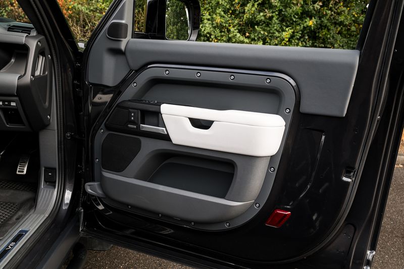 Land Rover Defender 90 5.0 P525 V8 SUV Petrol Auto 4WD (URBAN)