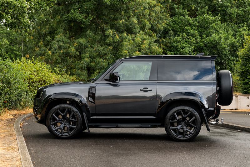 Land Rover Defender 90 5.0 P525 V8 SUV Petrol Auto 4WD (URBAN)