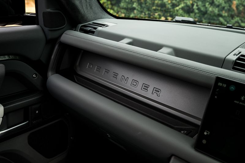 Land Rover Defender 90 5.0 P525 V8 SUV Petrol Auto 4WD (URBAN)
