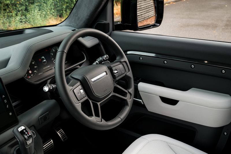 Land Rover Defender 90 5.0 P525 V8 SUV Petrol Auto 4WD (URBAN)