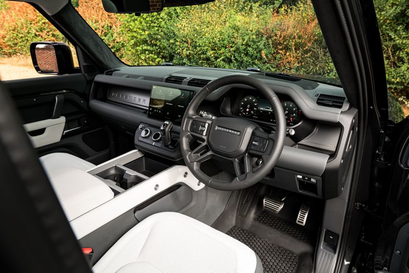 Land Rover Defender 90 5.0 P525 V8 SUV Petrol Auto 4WD (URBAN)