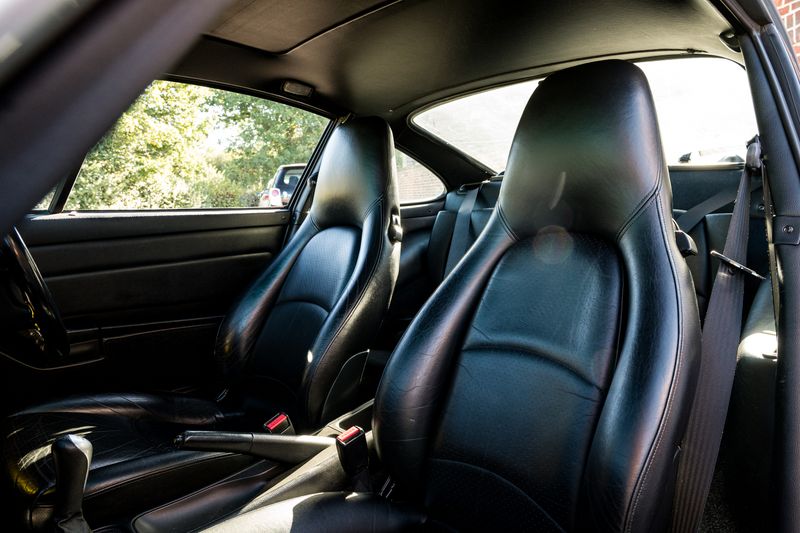 Porsche 911 (993) 3.6 Carrera 2 Coupe (Manual)