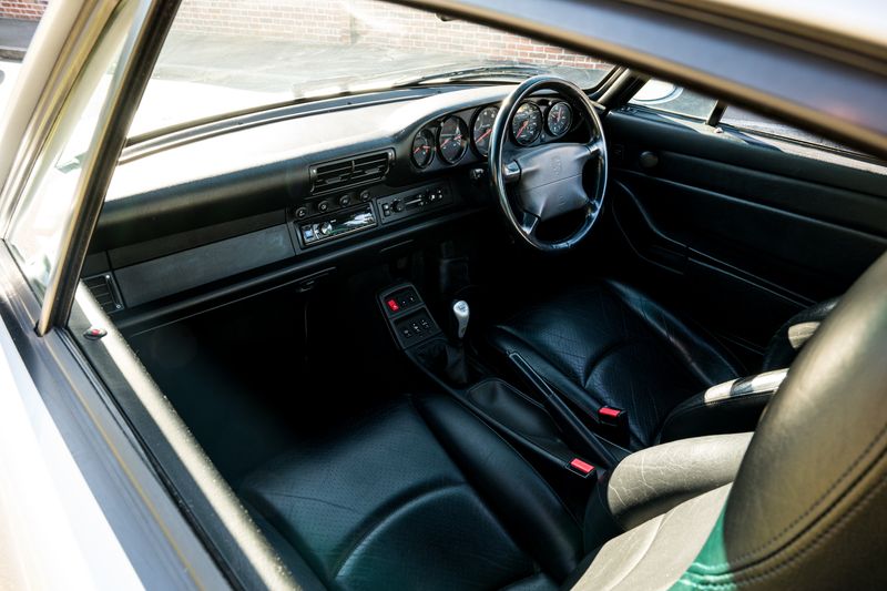 Porsche 911 (993) 3.6 Carrera 2 Coupe (Manual)