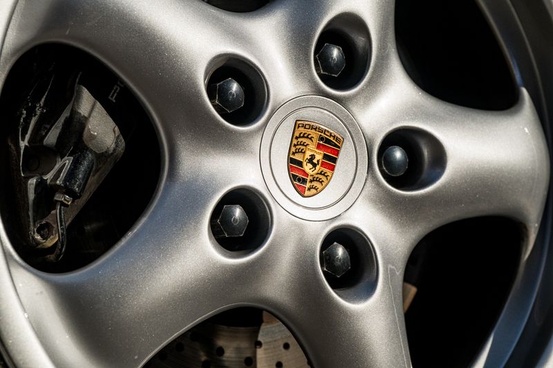 Porsche 911 (993) 3.6 Carrera 2 Coupe (Manual)