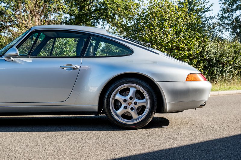 Porsche 911 (993) 3.6 Carrera 2 Coupe (Manual)