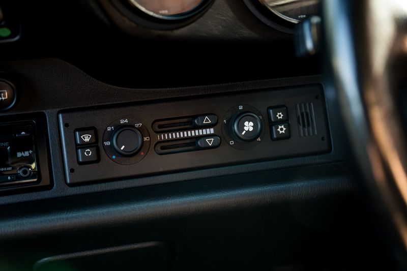 Porsche 911 (993) 3.6 Carrera 2 Coupe (Manual)