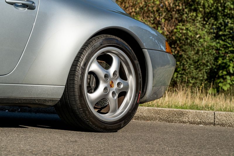 Porsche 911 (993) 3.6 Carrera 2 Coupe (Manual)