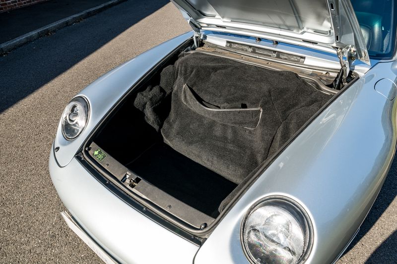 Porsche 911 (993) 3.6 Carrera 2 Coupe (Manual)