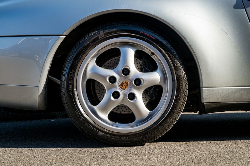 Porsche 911 (993) 3.6 Carrera 2 Coupe (Manual)
