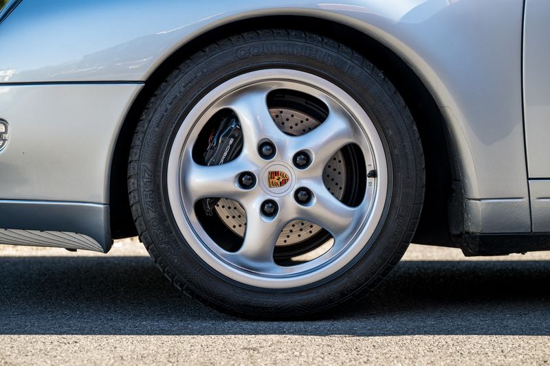 Porsche 911 (993) 3.6 Carrera 2 Coupe (Manual)