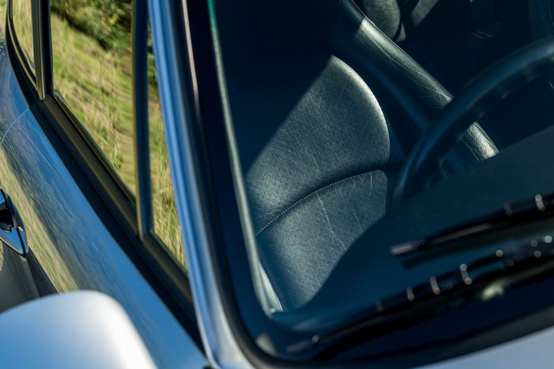 Porsche 911 (993) 3.6 Carrera 2 Coupe (Manual)