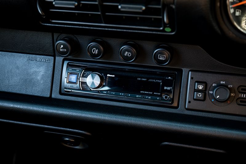 Porsche 911 (993) 3.6 Carrera 2 Coupe (Manual)