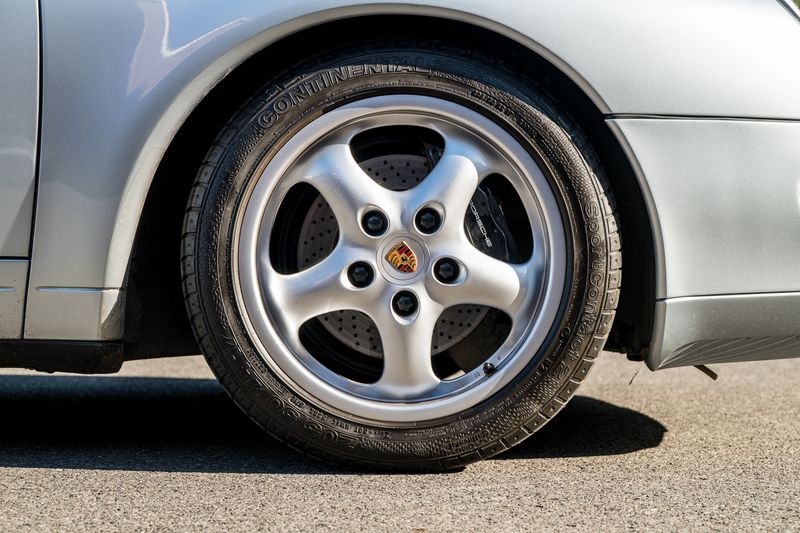 Porsche 911 (993) 3.6 Carrera 2 Coupe (Manual)
