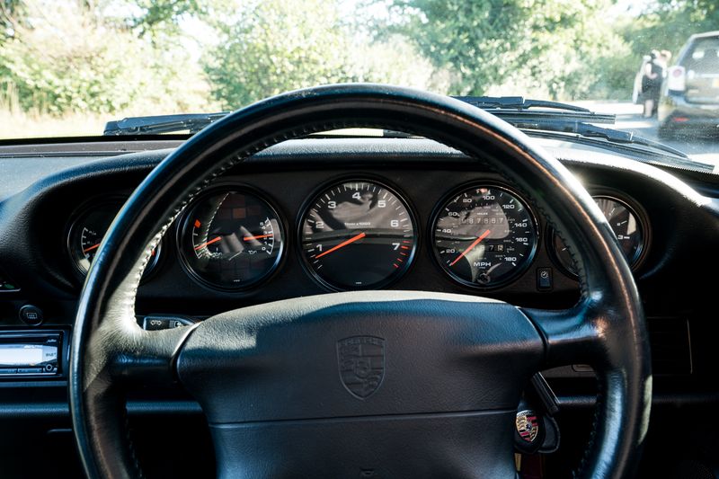 Porsche 911 (993) 3.6 Carrera 2 Coupe (Manual)