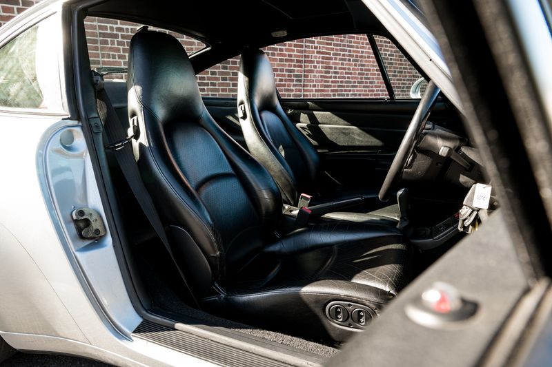 Porsche 911 (993) 3.6 Carrera 2 Coupe (Manual)