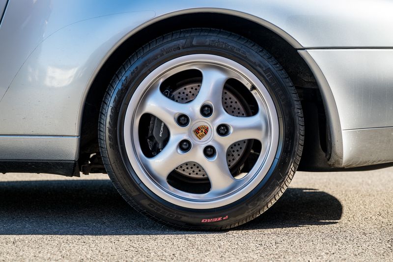 Porsche 911 (993) 3.6 Carrera 2 Coupe (Manual)